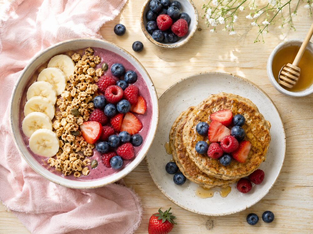 Pequeno-almoço equilibrado, com proteína e fruta